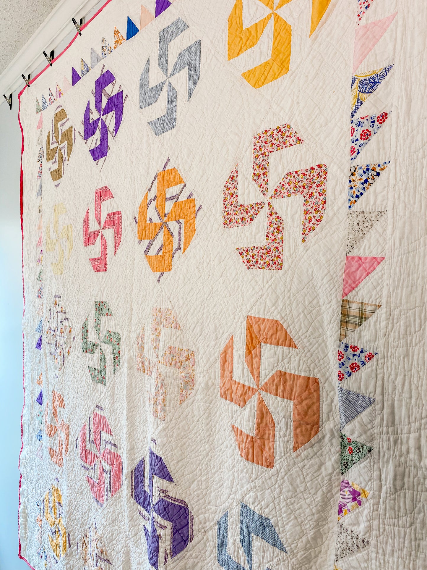 Vintage Whirligig Quilt with Sawtooth Border